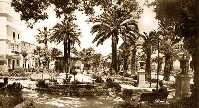 Kiosco de Pasaje, delante la Fuente de la Canastilla o de la Ranita. Hoy se encuentra la Fuente de los dos Delfines (desaparecidos) que se encontraba en el patio del Instituto Santo Domingo.