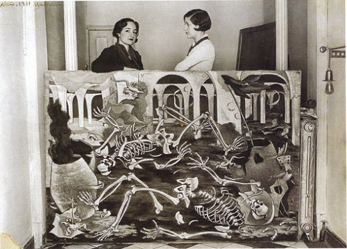 Maruja-Mallo-y-Josefina-Carabias-con-Antro-de-fósiles,-Madrid,-1931