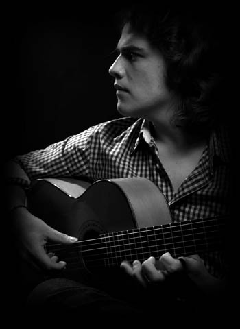 2.925. Paco León. Guitarrista flamenco emergente.