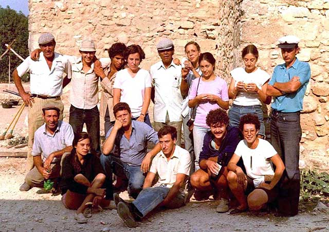 3.922. Equipo de arqueólogos y obreros del Yacimiento de Doña Blanca. 1981