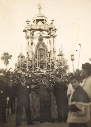 4.093. Natalia Pajares Salguero, las Carmelitas y el estreno de manto para Milagros en 1897