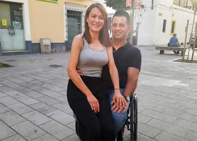 4.732. Joaquín y Lucía. El lesionado medular baja de su silla de ruedas y le pide matrimonio a su fisioterapeuta