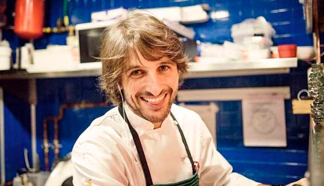 4.767. Alejandro Alcántara. Cocinero de ‘Amarola’ en el paseo marítimo de Puerto Sherry