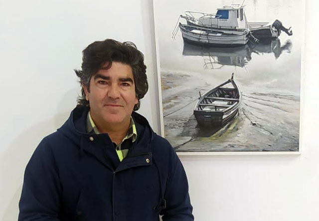 Fernando Lores Heredia junto a su obra finalista en el Certamen de Pintura 'Ruiz Golluri' de la Academia de Bellas Artes portuense