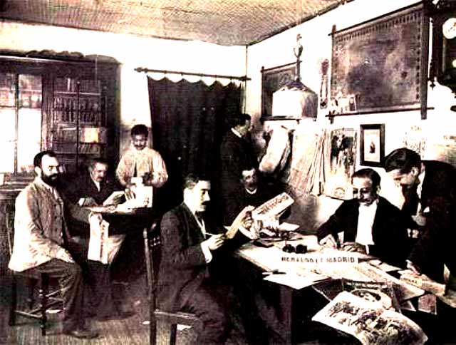 Mariano Muñoz, a la izquierda, en la redacción de la Revista Portuense